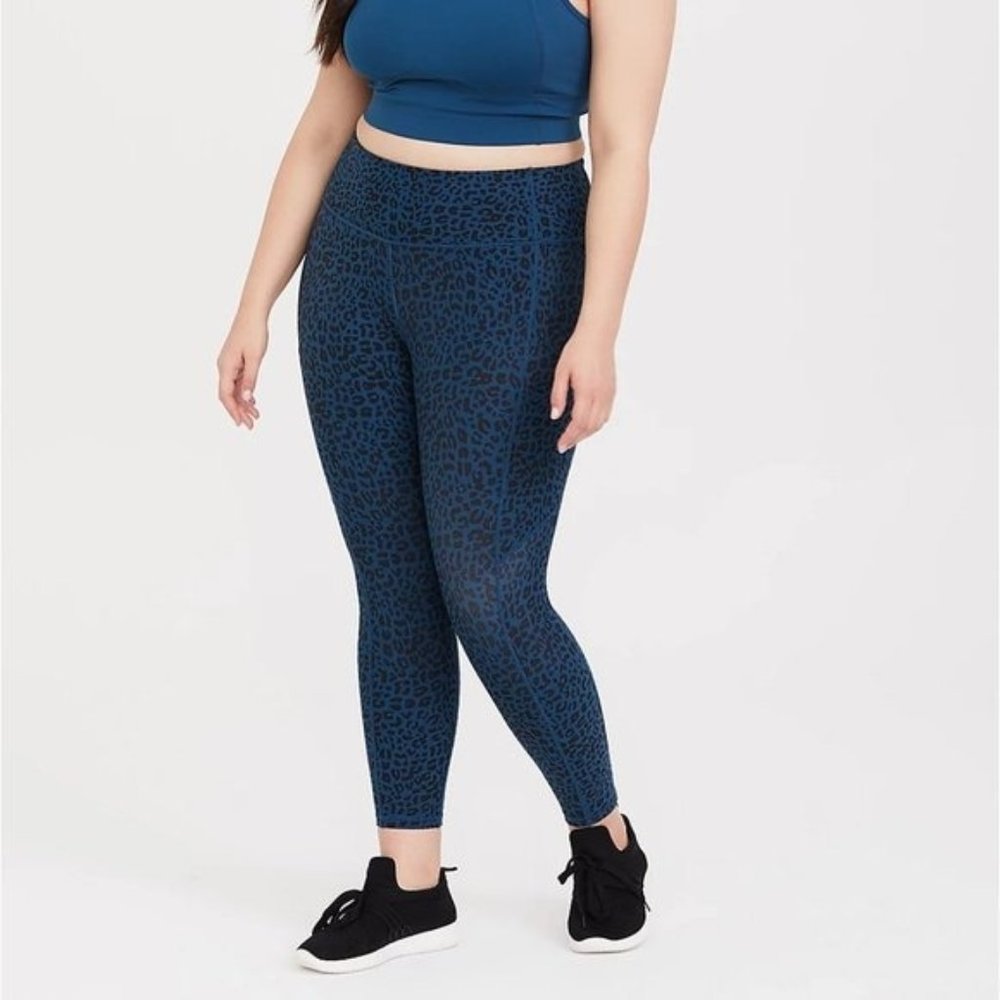 Torrid Cheetah Crop Wicking Active Legging Pockets